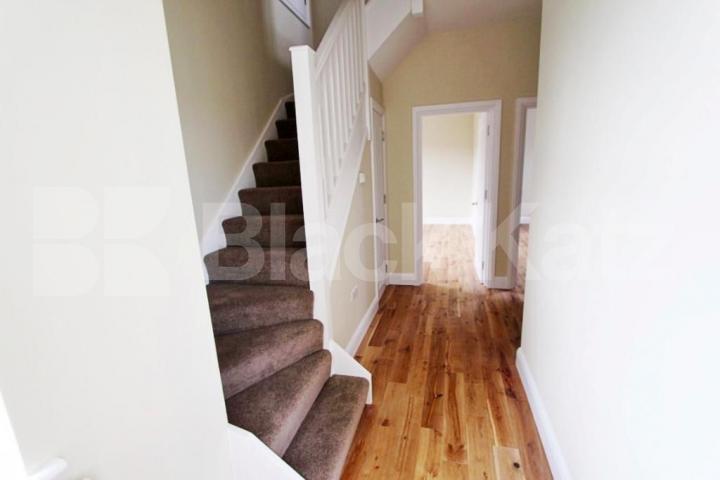 			Gated development!, 2 Bedroom, 1 bath, 1 reception Flat			 Oakleigh Road North, Whetstone